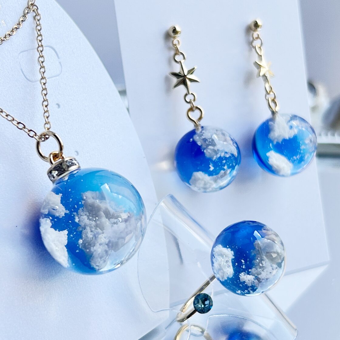 秋の福袋】蓄光タイプ 青空をひとすくい✩.*˚レジンの空玉アクセサリー