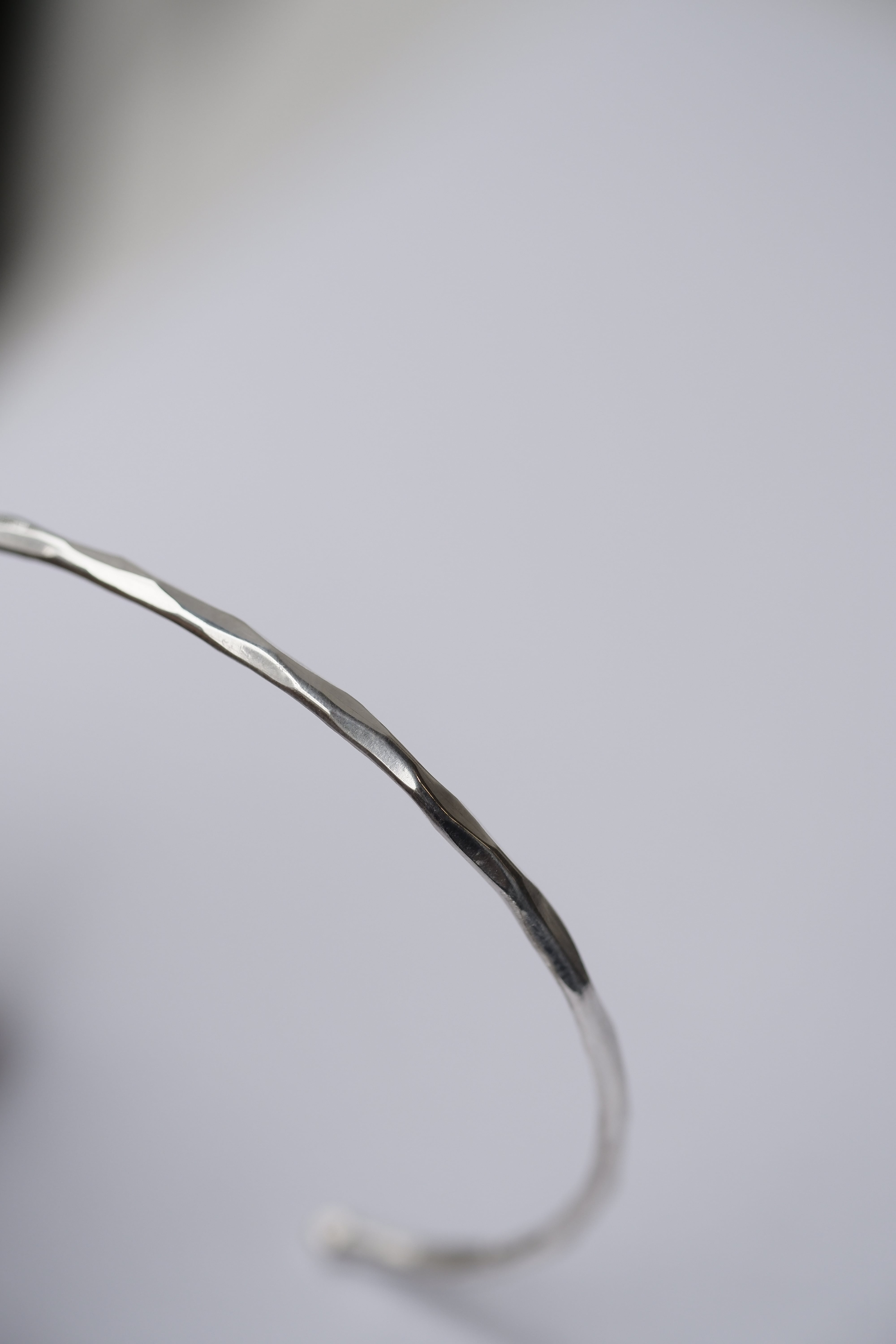 細目槌目バングル／純銀製細め2mm・地金バングル | 宗達アートクラフト