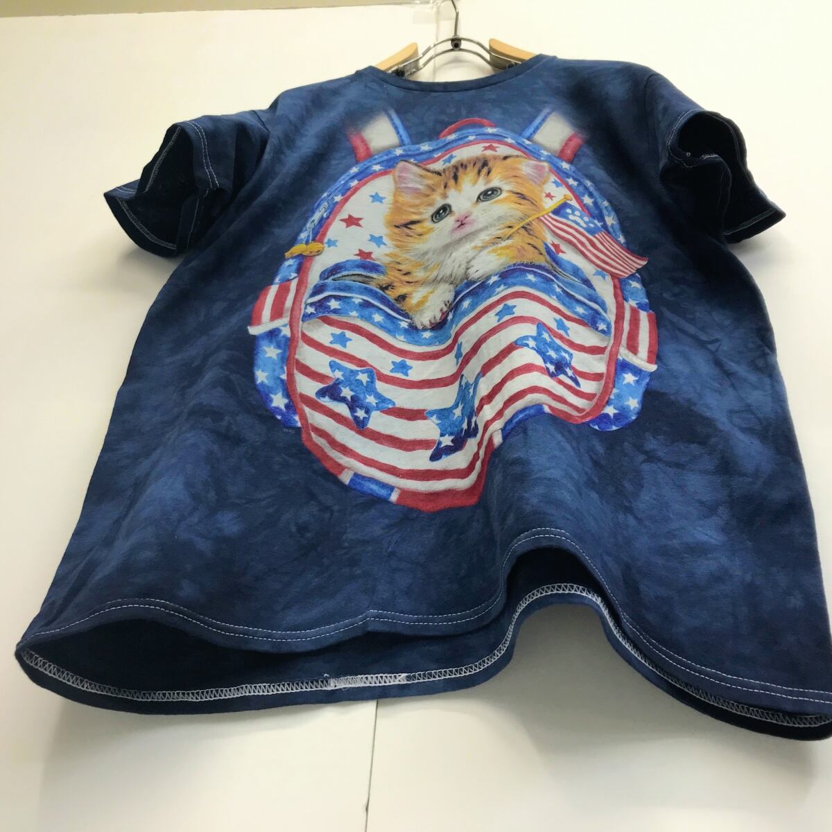 ザ マウンテン 00年代 星条旗のリュックの中 子猫ちゃん アートアニマルプリントTシャツ タイダイＴシャツ デザインＴシャツ ダークネイビー ML  半袖
