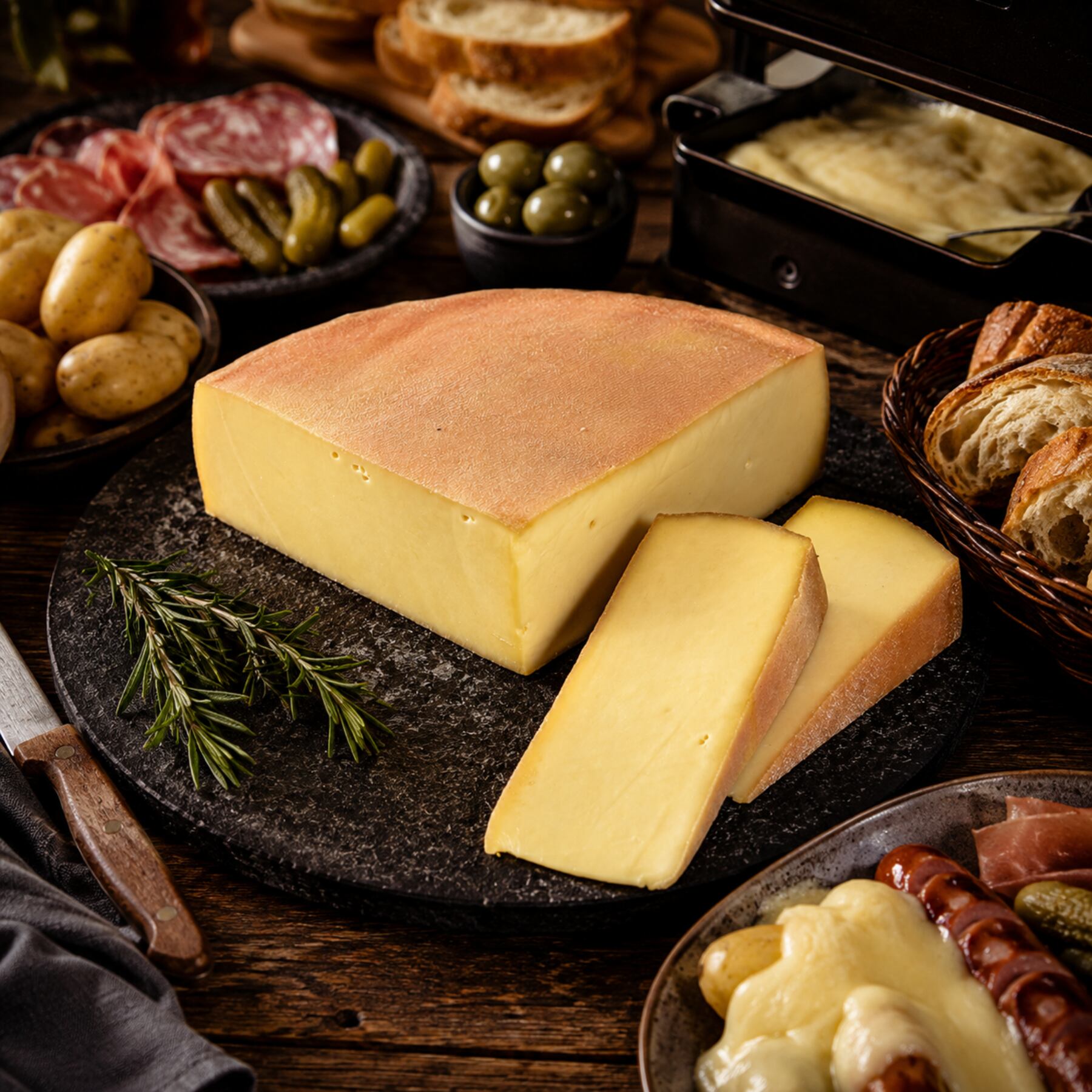 フランス産 ラクレット チーズ (ルスティック)1Kg とろける セミハードチーズ – ラクレットパーティー おつまみ ワインに Le Rustique Raclette Cheese Great for Fondue