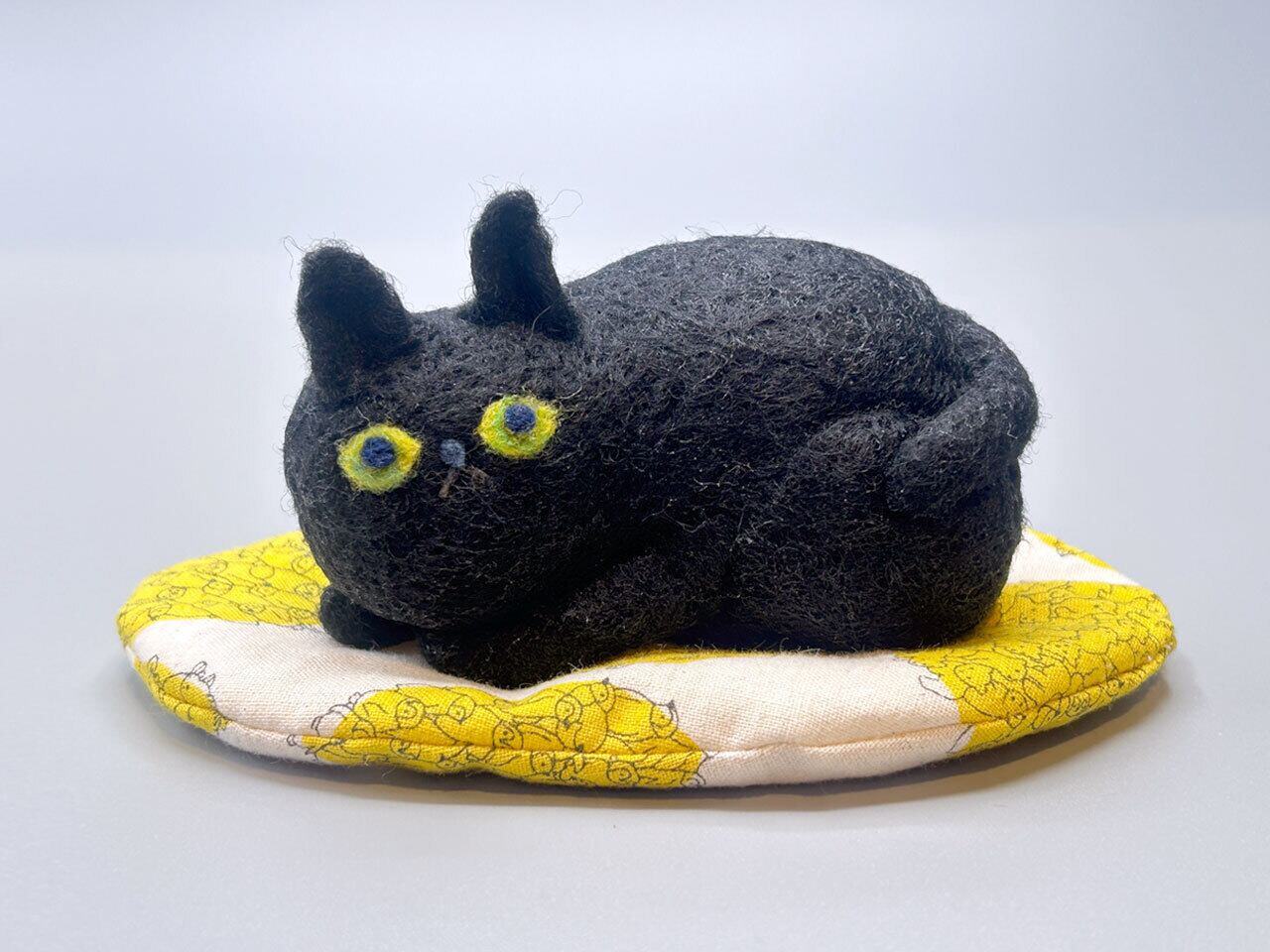 香箱座り猫（黒） | ねこふく