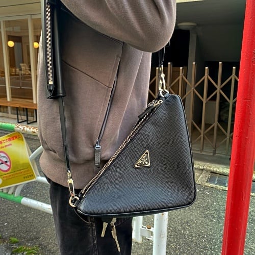 PRADA プラダ レザー ショルダーバッグ - ブラック by