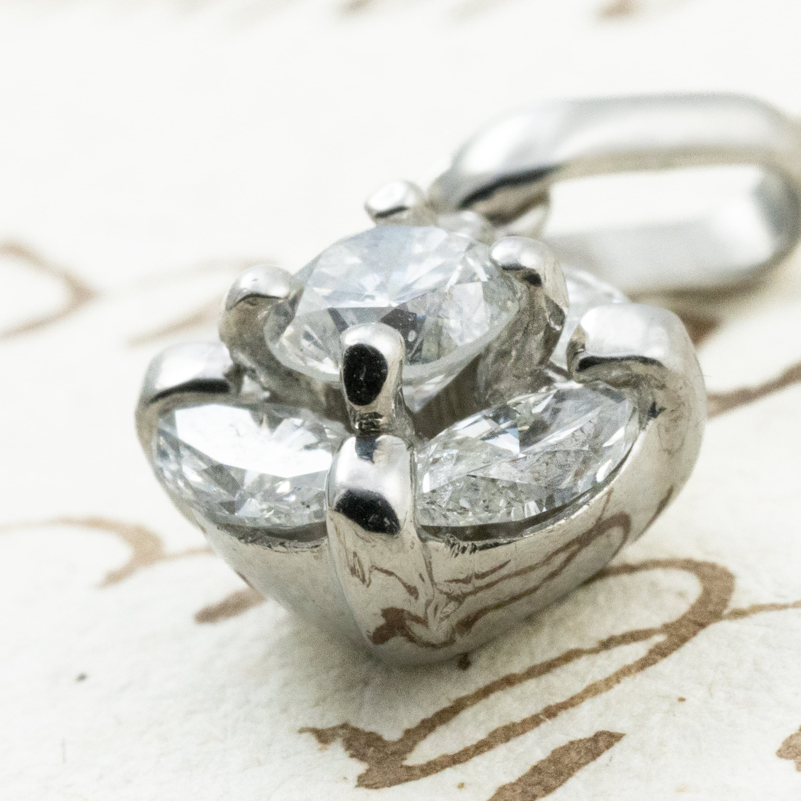 日本の作品】Pt900 ダイヤモンド 0.60ct 花 フラワー シンプルデザイン