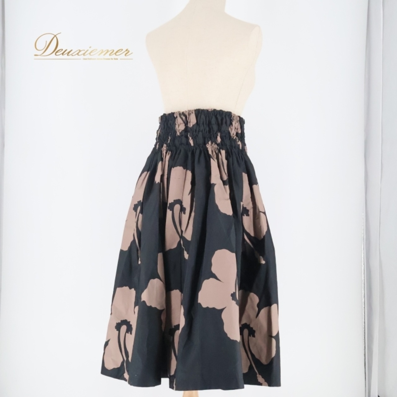 フラダンス 衣装 パウスカート ブラック系 タヒチインポーツ ハイビスカス柄 ハワイアンプリント TAHITI IMPORTS アロハ フラ ダンス レッスン 練習 シングル スカート ブラウン系 黒 茶 大人っぽい かっこいい おしゃれ 上品 かわいい レディース スタイル カジュアル フェスティバル リゾート コーディネート フラワープリント ダンスウェア シンプル