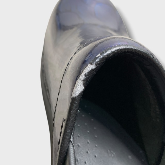 ダンスコ プロフェッショナル パテントレザークロッグサンダル 鱗柄 25.5cm