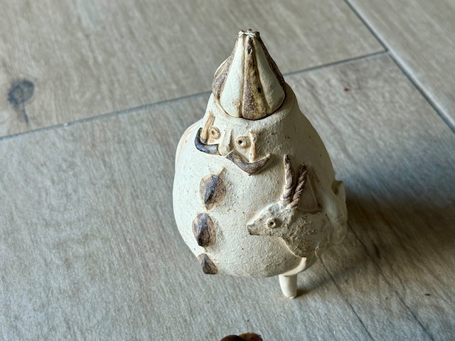 トナカイを抱えたサンタの花入れ