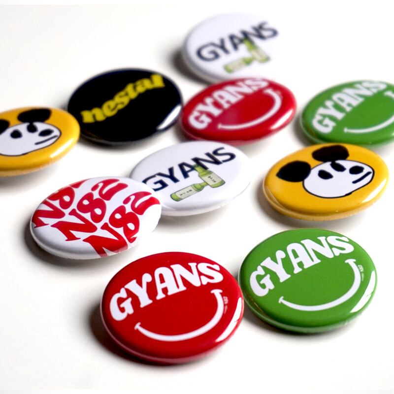 GYANS スマイル缶バッジ レッド | NESTAL STORE
