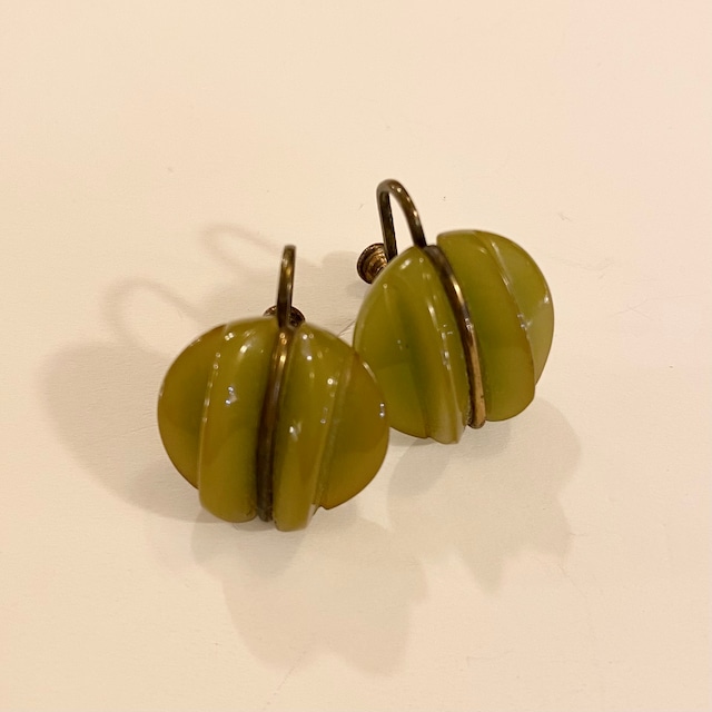 VINTAGE light green bakelite earrings