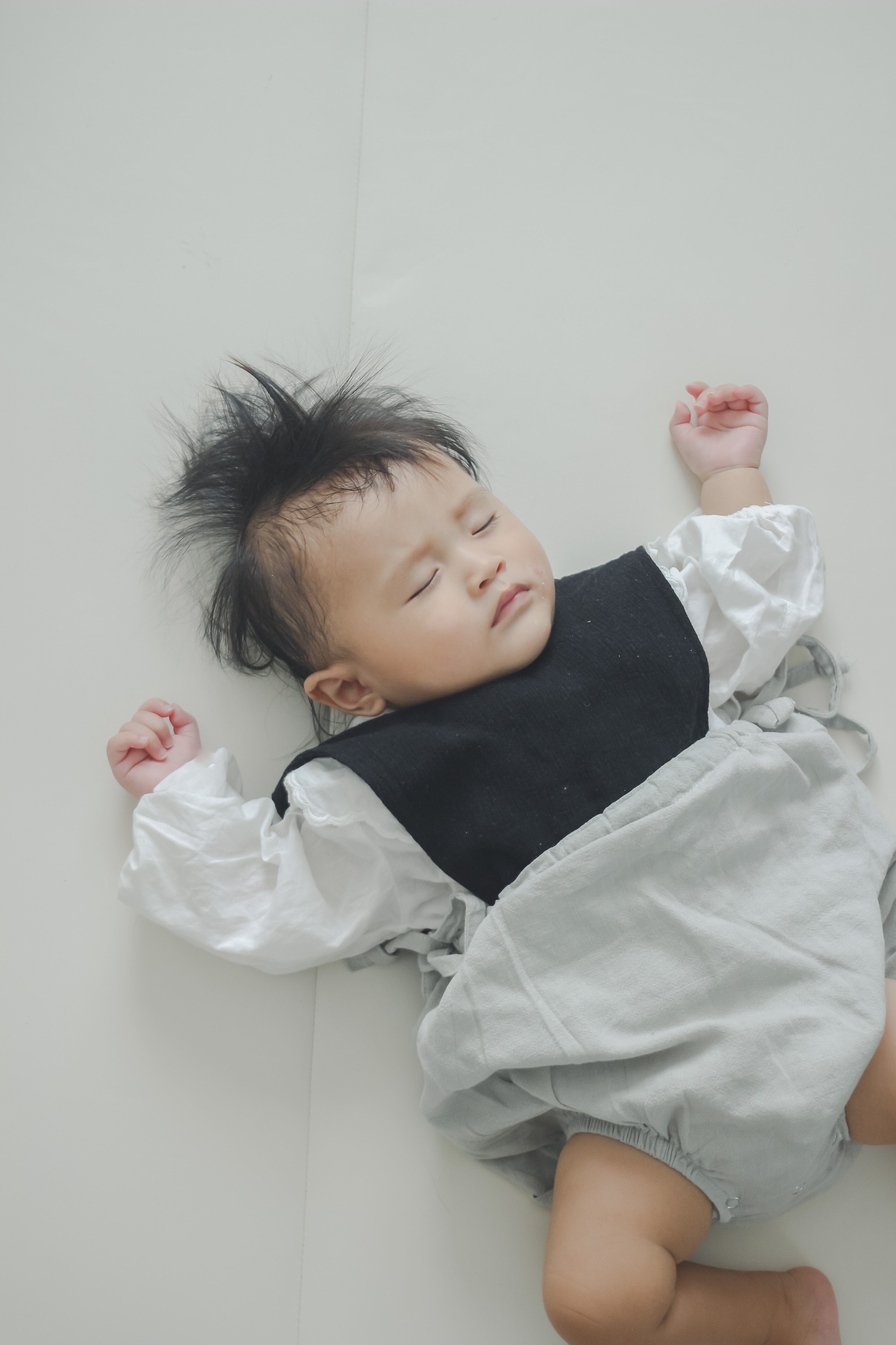 【取寄】サイドリボンがポイントのバイカラーロンパース