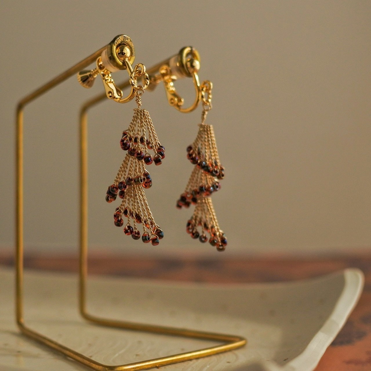 1,2月限定カラー「ざくろシリーズ」律の風（りちのかぜ）小枝耳飾り　ワイヤーアクセサリー