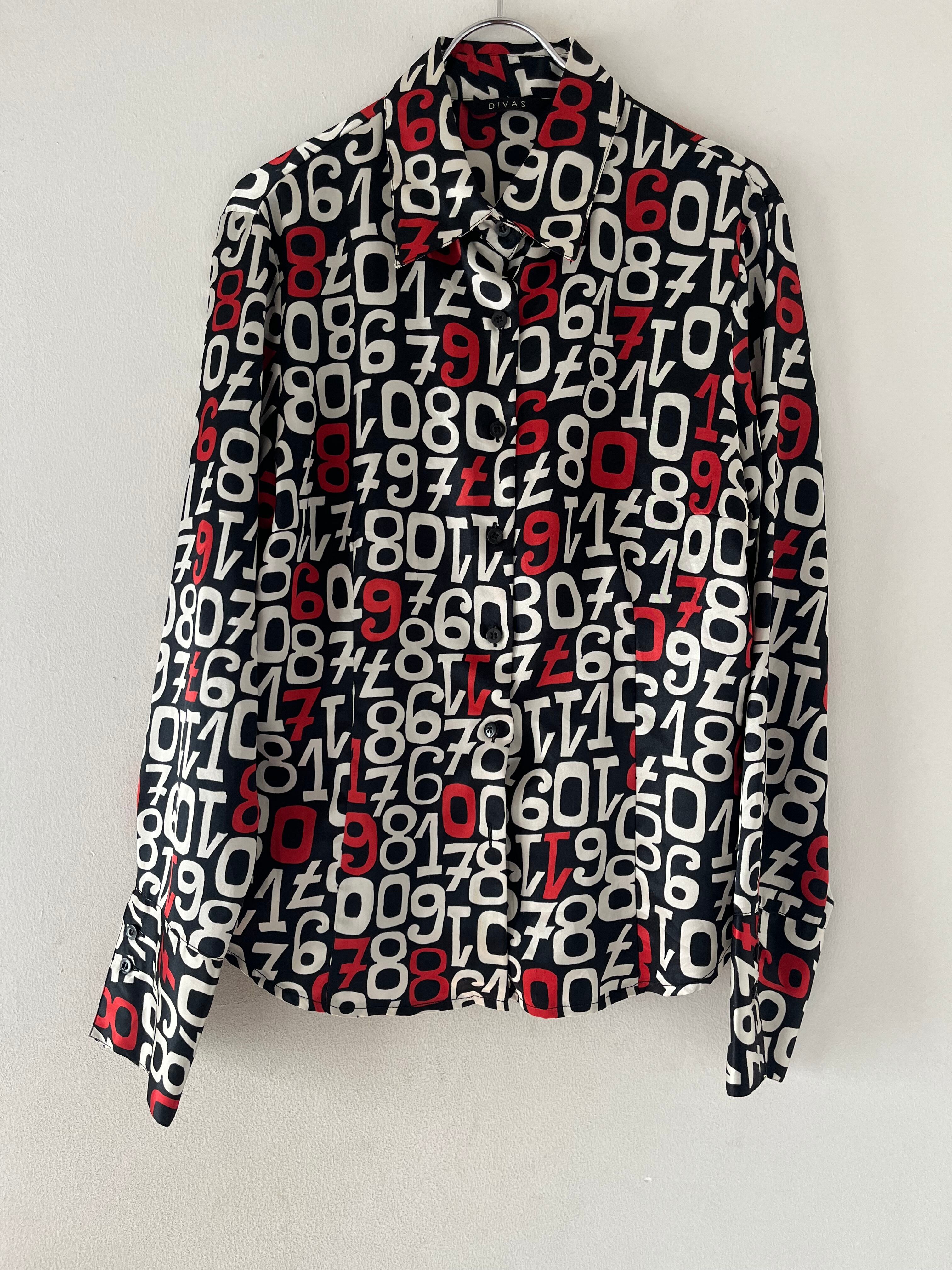 数字が浮き出るようなブラウス