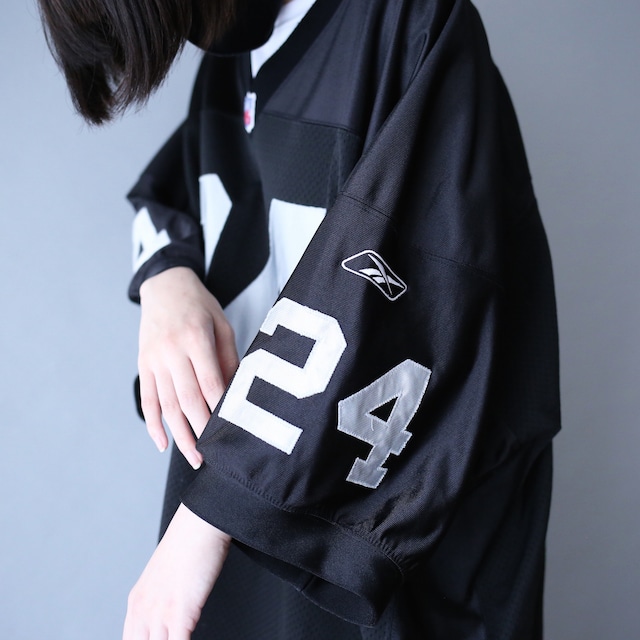 "Reebok×NFL" 24 numbering over silhouette black game shirt