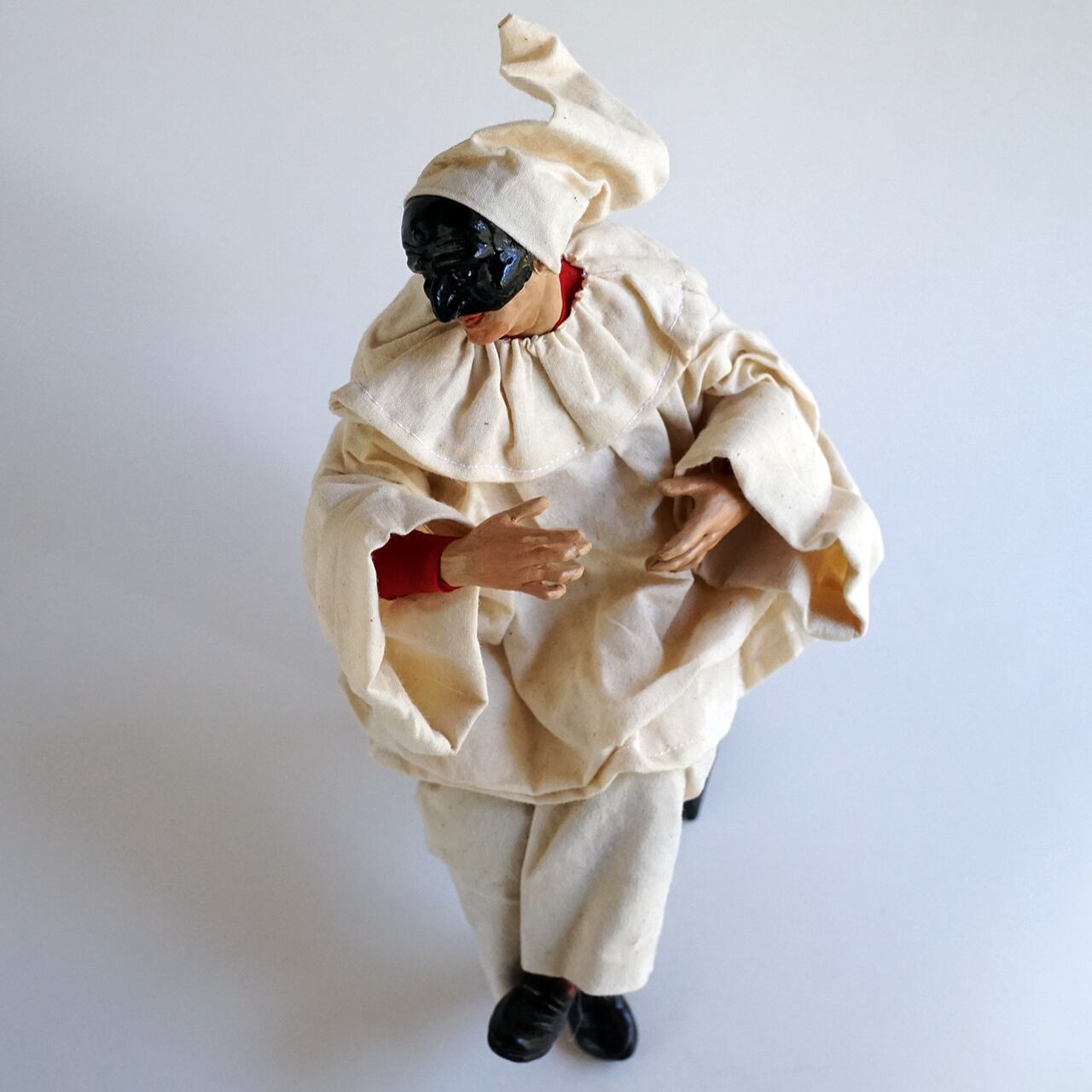 ナポリの幸運のお守り！ ー ピザを運ぶプルチネッラ-1 | ルカニア