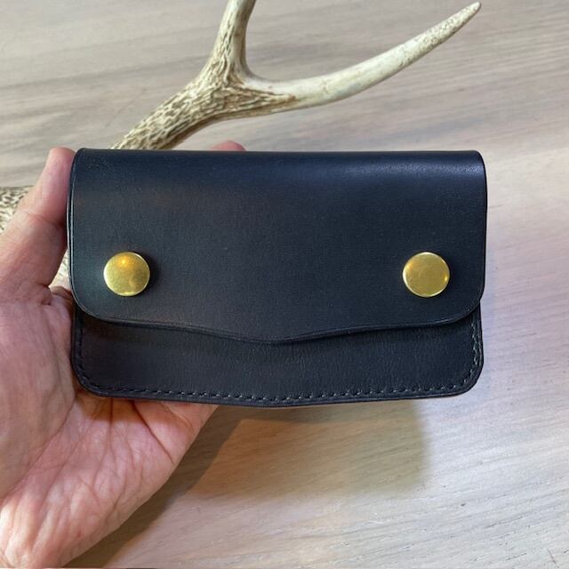 ミドル トラッカーウォレット（丘染めブラック）エルバマット | Chase