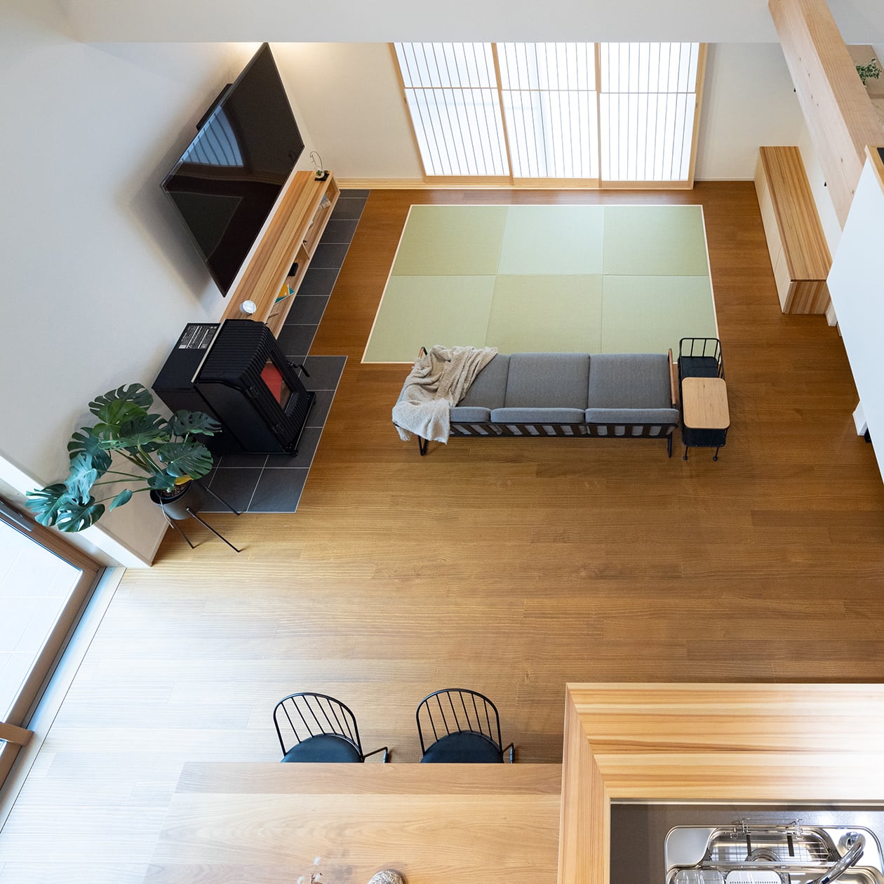 ゆったりくつろげてコンパクトお掃除もしやすい鉄フレームのソファ