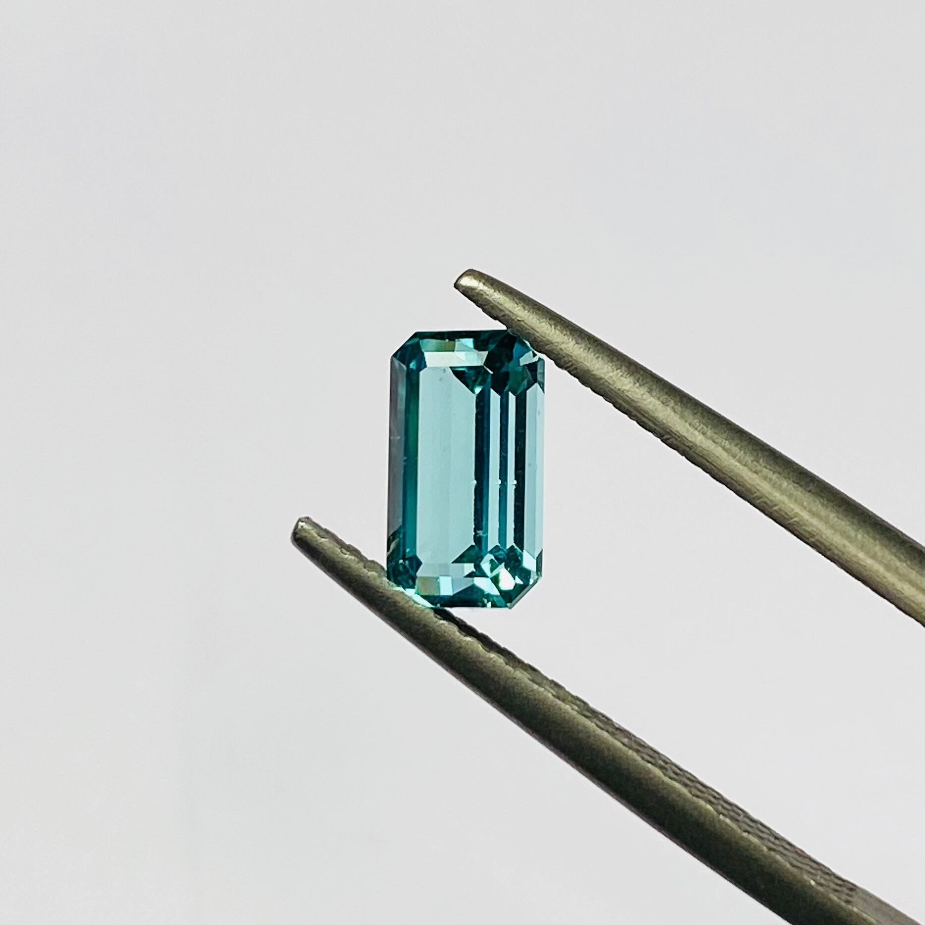 少し沖に出たカラーのラグーントルマリン