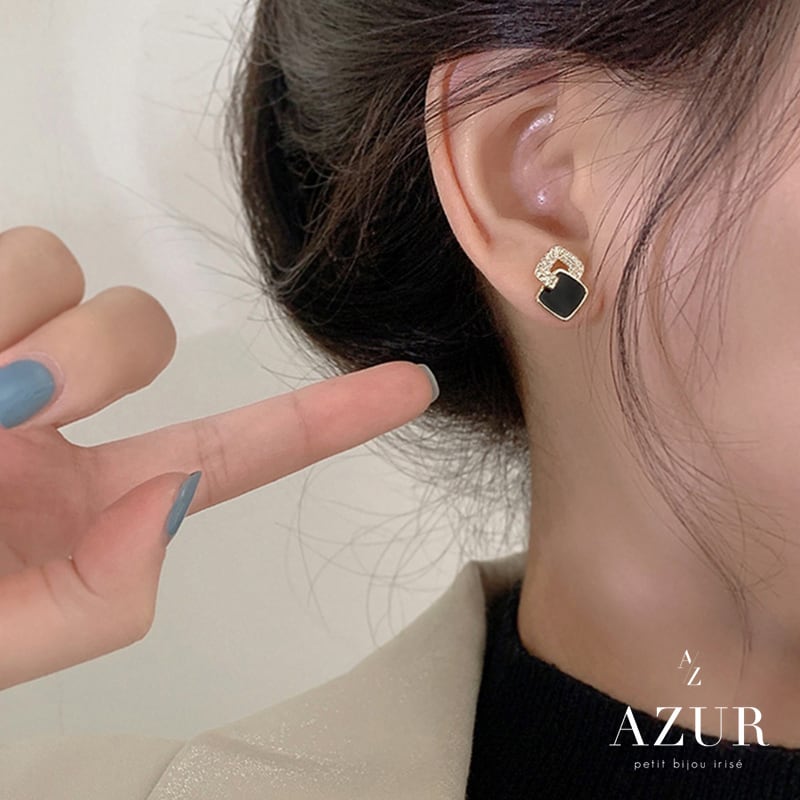 シャイニーノワールピアス