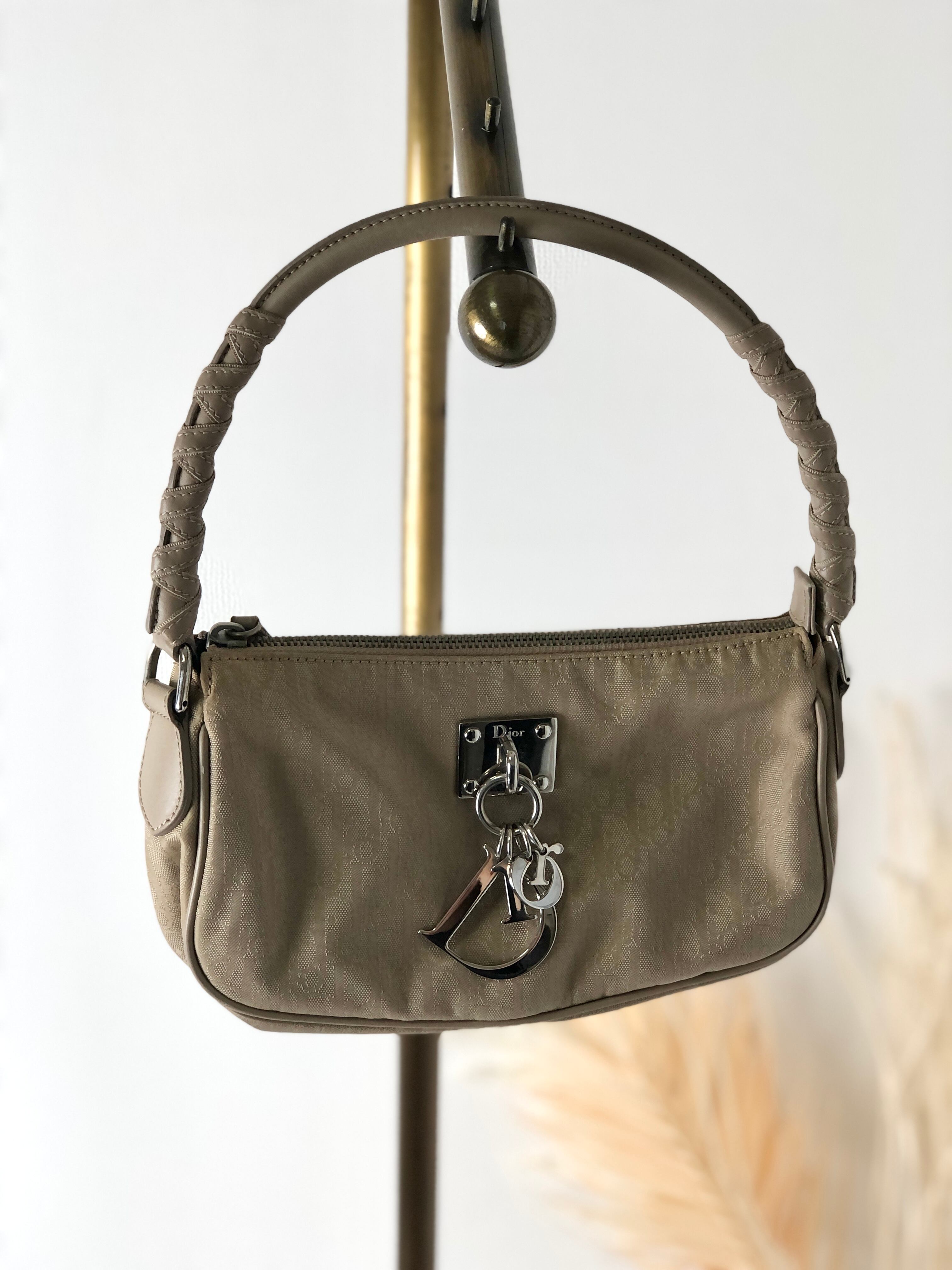 Dior ディオール トロッター ハンドバッグ ベージュ ロゴ チャーム Dior ディオール トロッター ハンドバッグ ベージュ ロゴ チャーム