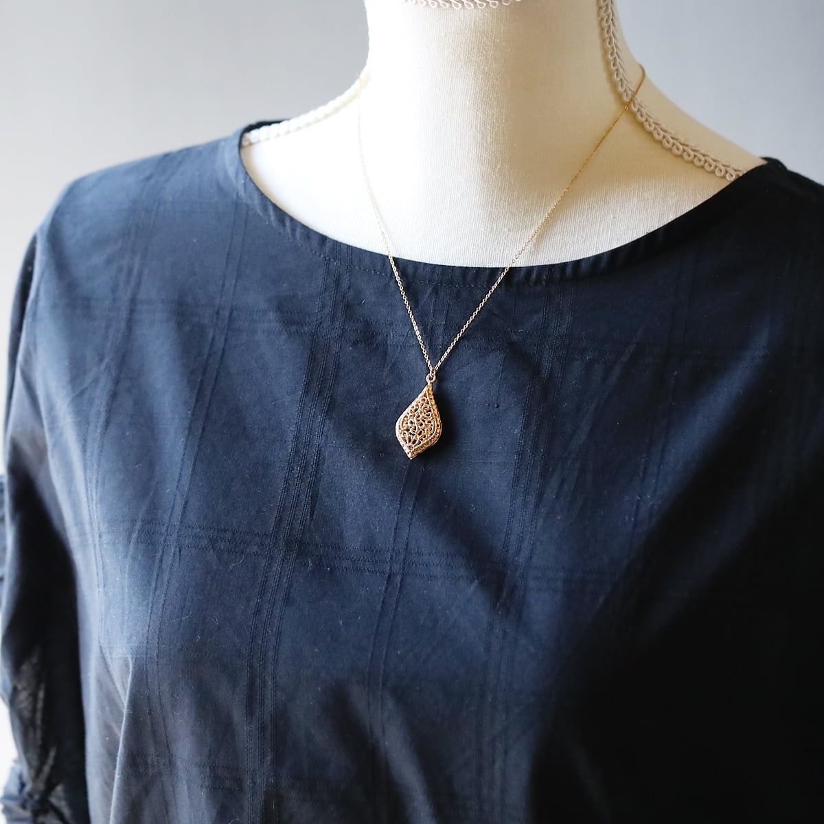Arabesque 透かし模様の大ぶり雫ネックレス｜45cm SUS316｜ゴールド or
