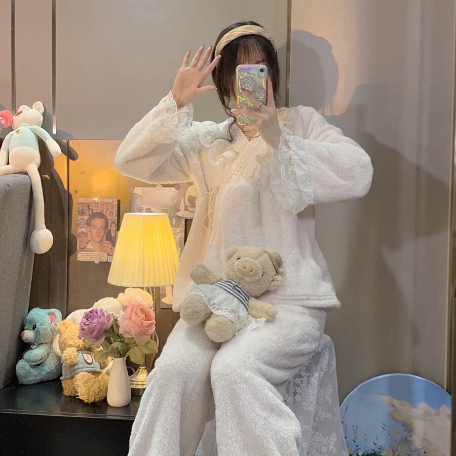 オータムウィンターVネックコーラルベルベットレディース 大人ガーリー スウィート キュート カジュアル 秋物 冬物 萌量不足8794006138