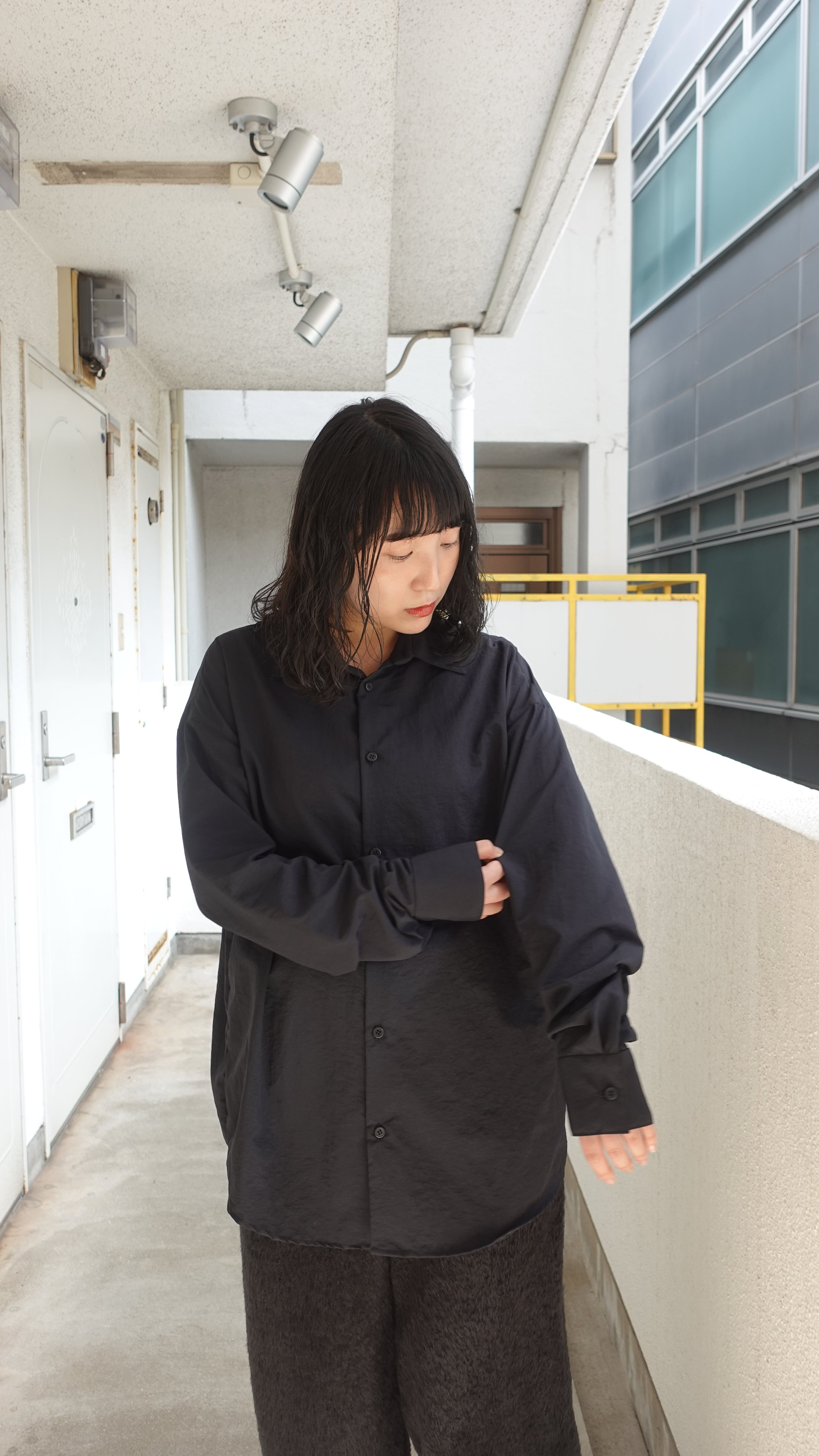 tuck sleeve nylon shirt 