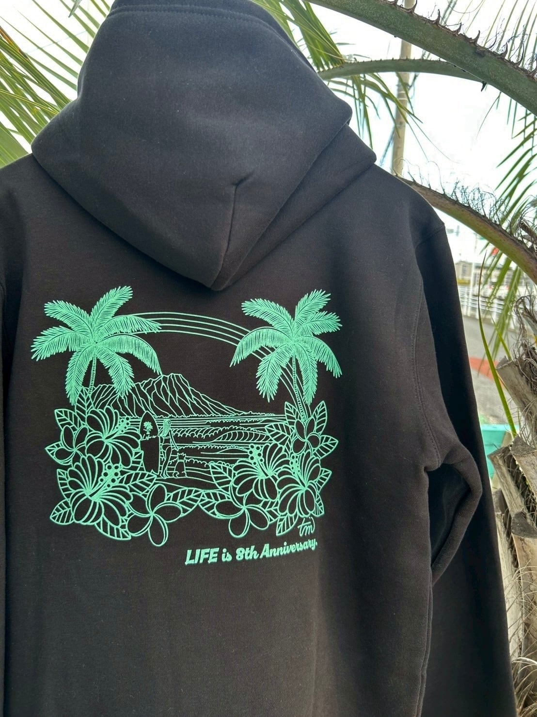 LIFE is × TAMOコラボ ワンカラー フーディー ￥9,000(￥9,900)