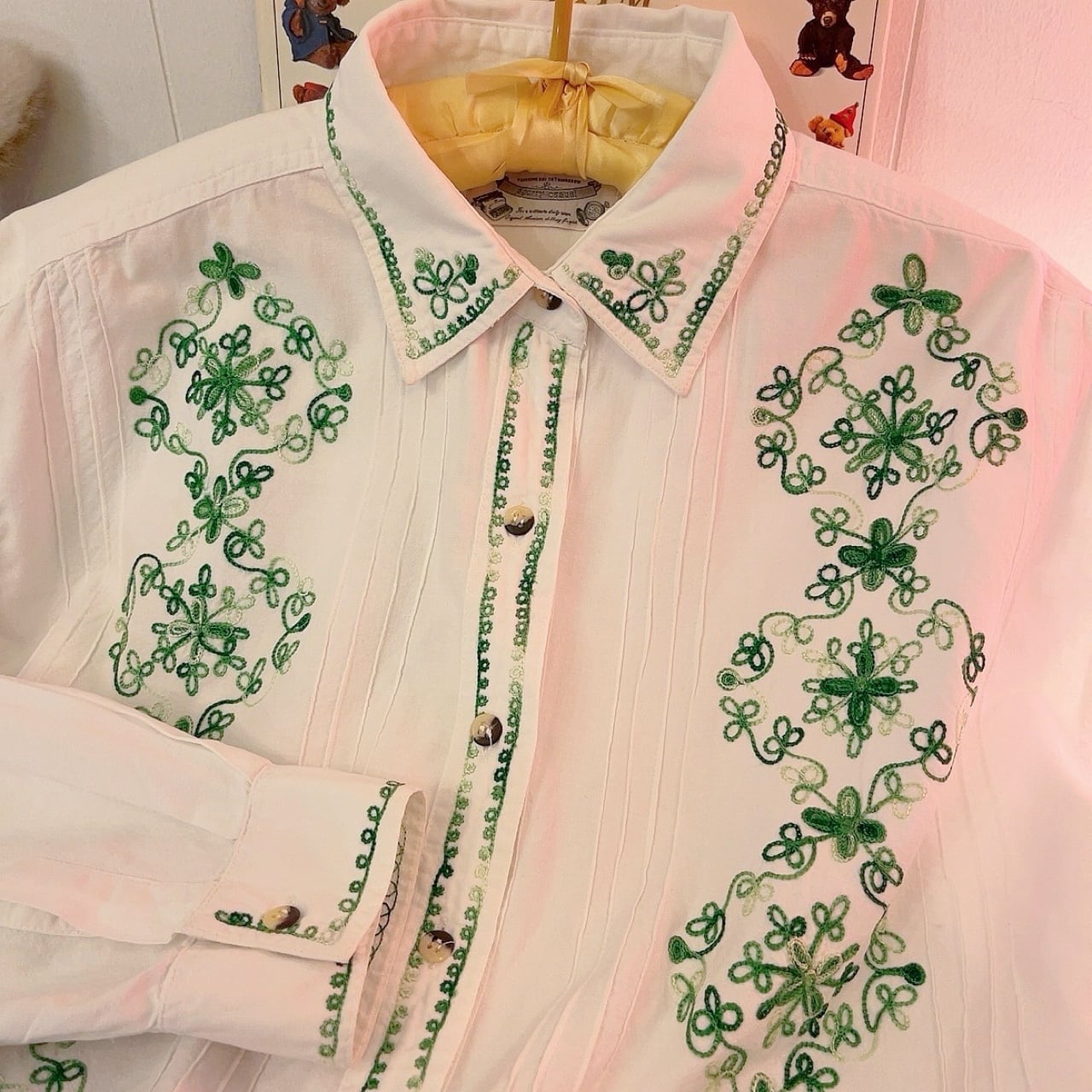 clover embroidery white shirt
