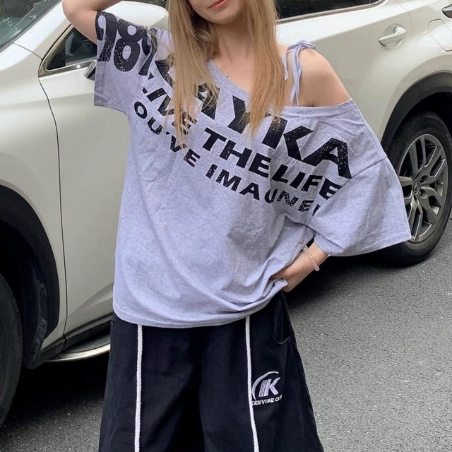 アシンメトリーネックレタードプリントルーズTシャツ 2col   R01943