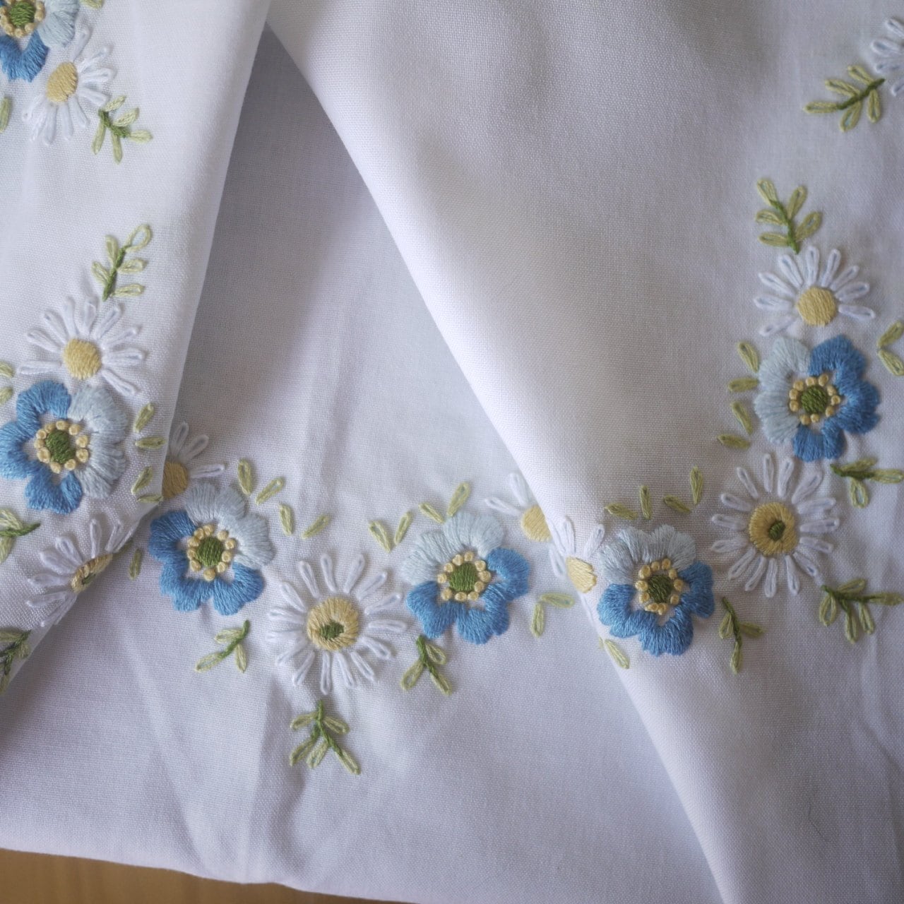 勿忘草とデイジー刺繍 サテンステッチ テーブルクロス ドイツヴィンテージ