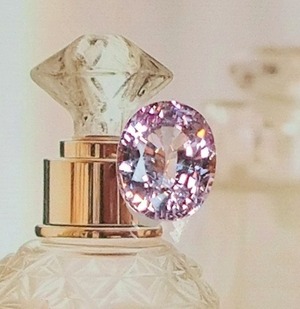 Parfum de Rose.超大粒ピンクスピネル3.2ct.オーバル3ct超えはとても希少です。ピンクサファイアの煌めき。