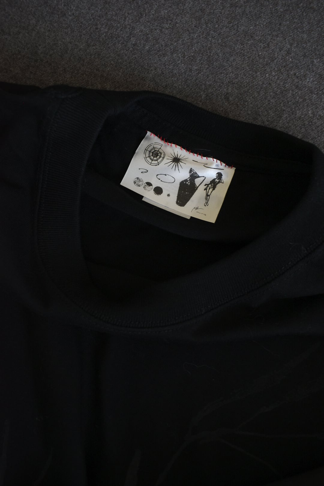 即納】physis block-printed Tshirt / Black | physis (ピュシス)
