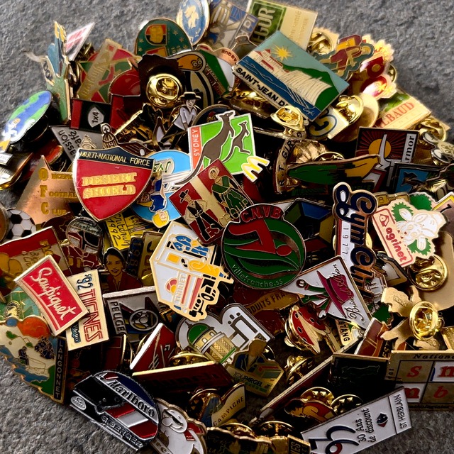 100個  フランス雑貨 ヴィンテージ  ピンバッジ ピンズ France pins  Pin badge vintage 古着 通販 リメイク ブローチ  アタッチメント付属 雑貨 2605002-2605027-7
