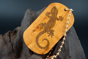 モビンギ ドッグタグ 象嵌 木登りトカゲ