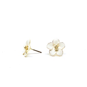 ホワイトフラワー　ピアスS / White Flower Earrings S