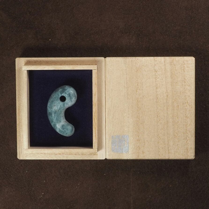 糸魚川翡翠 青翡翠 すみまがたま 勾玉 7.9g Blue Jadeite Slim