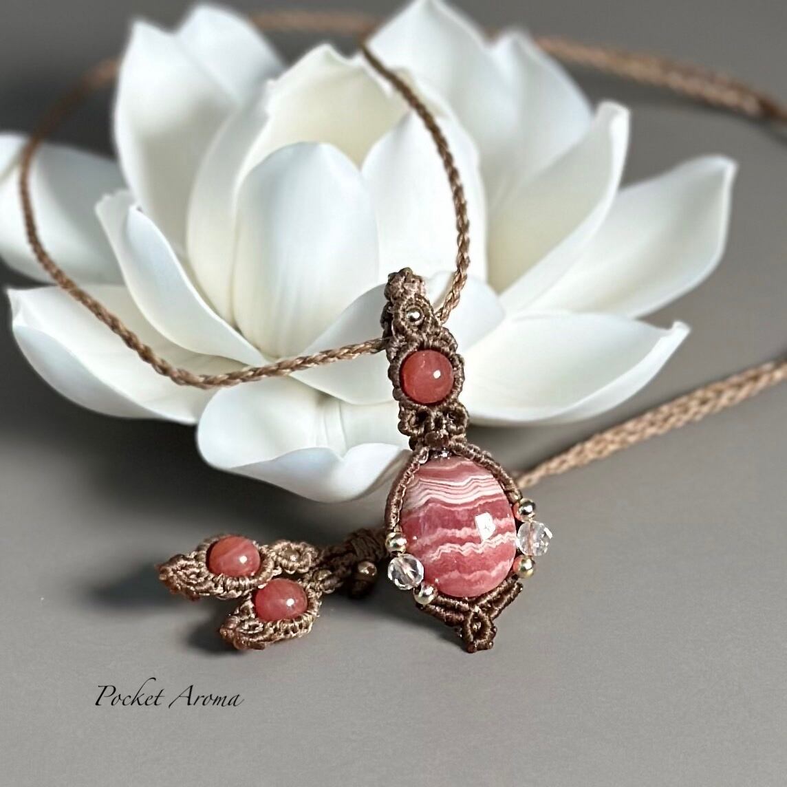 『朱茜』インカローズのマクラメペンダントネックレス 朱茜』インカローズのマクラメペンダント | pocketaroma