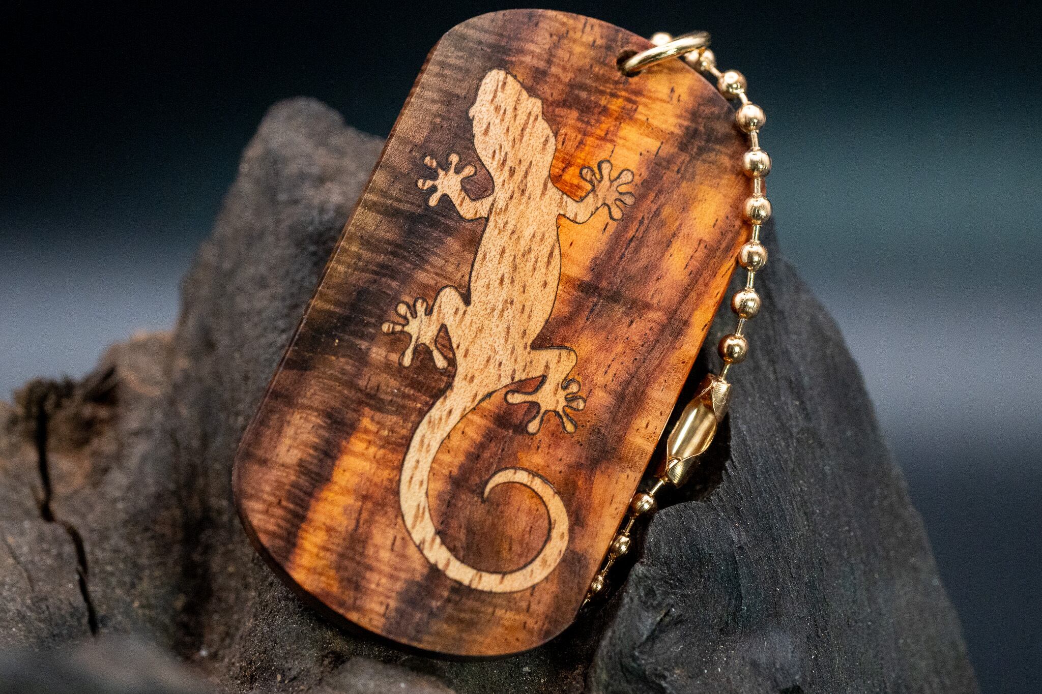 【21世紀最高峰の材】サイアミーズローズウッド マイクロカーリー ドッグタグ 象嵌 木登りトカゲ