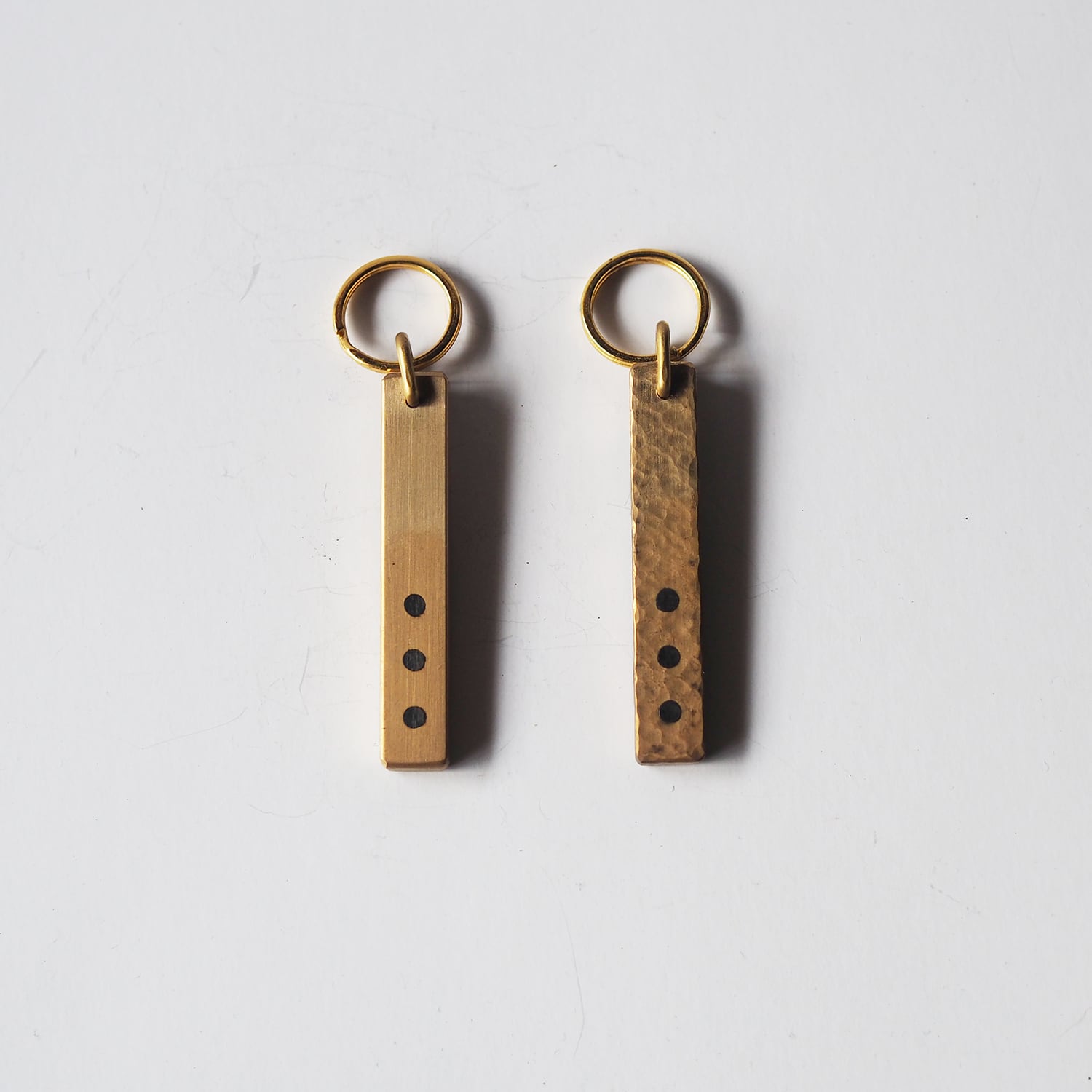 槌目の真鍮と銅の黒染めのキーホルダー｜経年変化を楽しむ、シンプルで