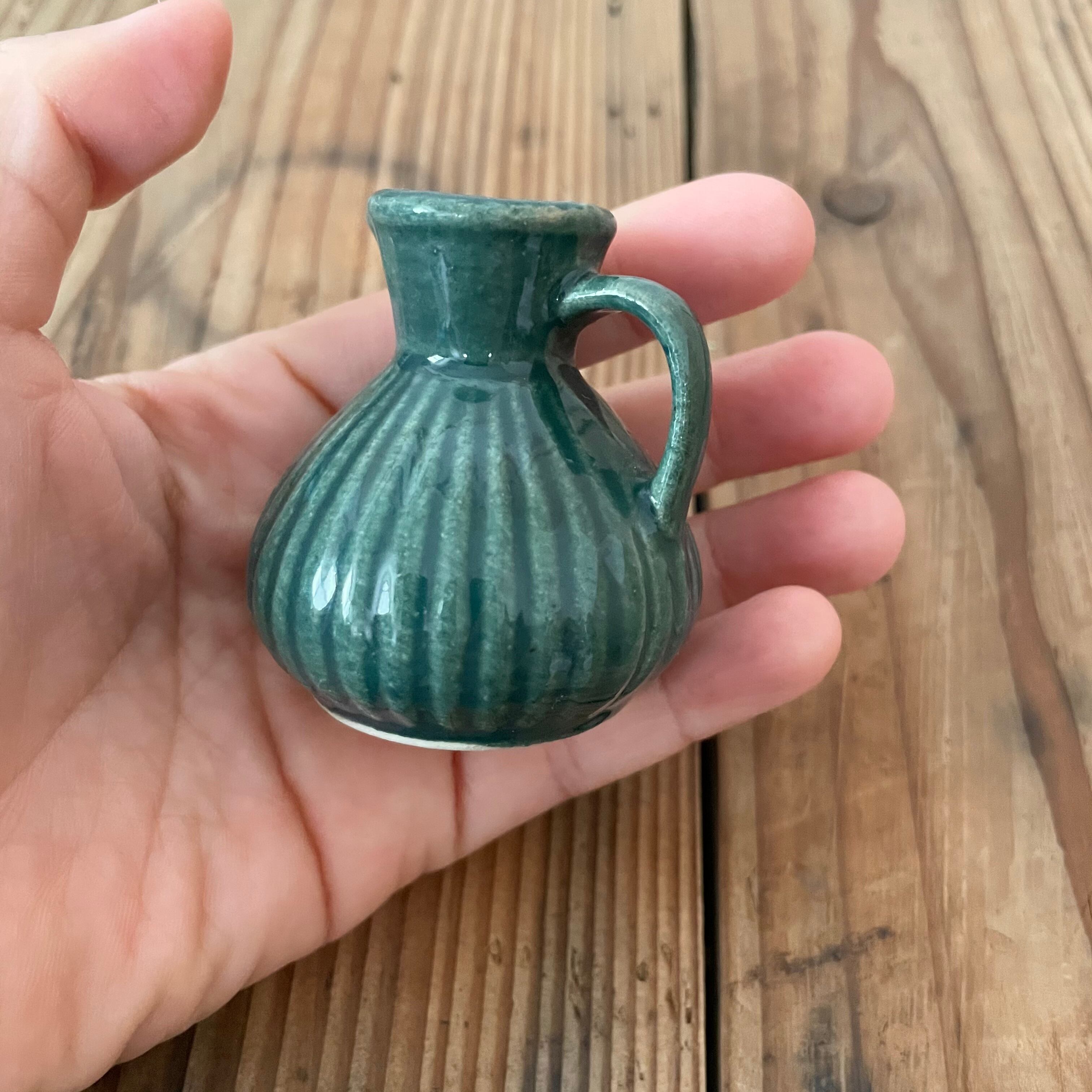 小さな青いピッチャー