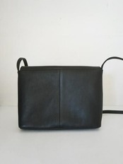 garotaレザーポシェット