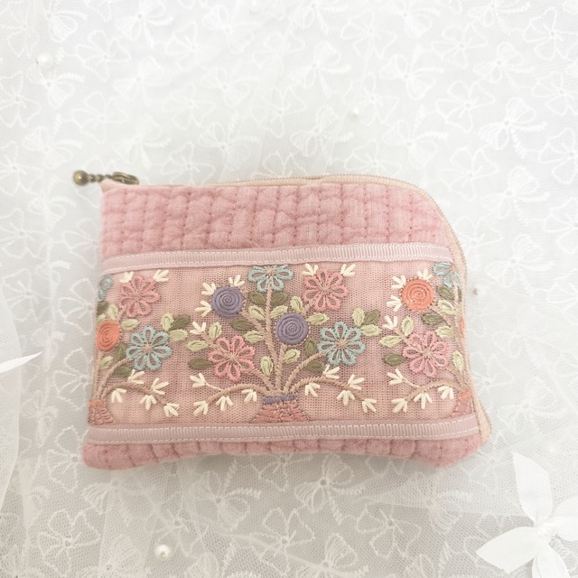 Ｌ字ファスナー財布　くすみピンクヌビ&インド刺繍リボン(メッシュリボン　花束）