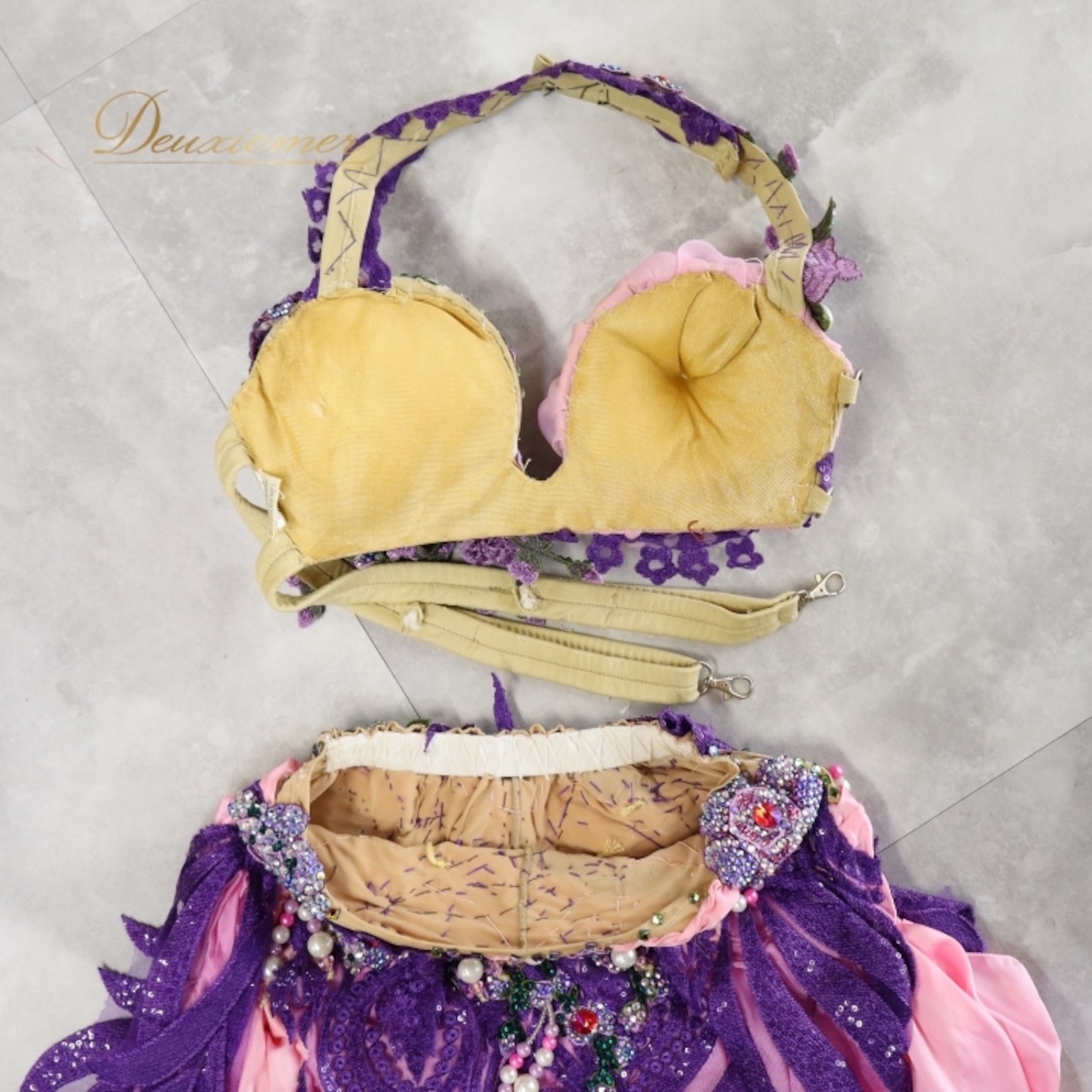 ベリーダンス オリエンタル 衣装 上下セット ピンク系 クイーン Queen トップス スカート 紫 緑 花 ラインストーン ビーズ 豪華 装飾 華やか かわいい エジプト製 イベント ステージ スリット ダンス衣装 パープル系 グリーン系