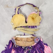 ベリーダンス オリエンタル 衣装 上下セット ピンク系 クイーン Queen トップス スカート 紫 緑 花 ラインストーン ビーズ 豪華 装飾 華やか かわいい エジプト製 イベント ステージ スリット ダンス衣装 パープル系 グリーン系