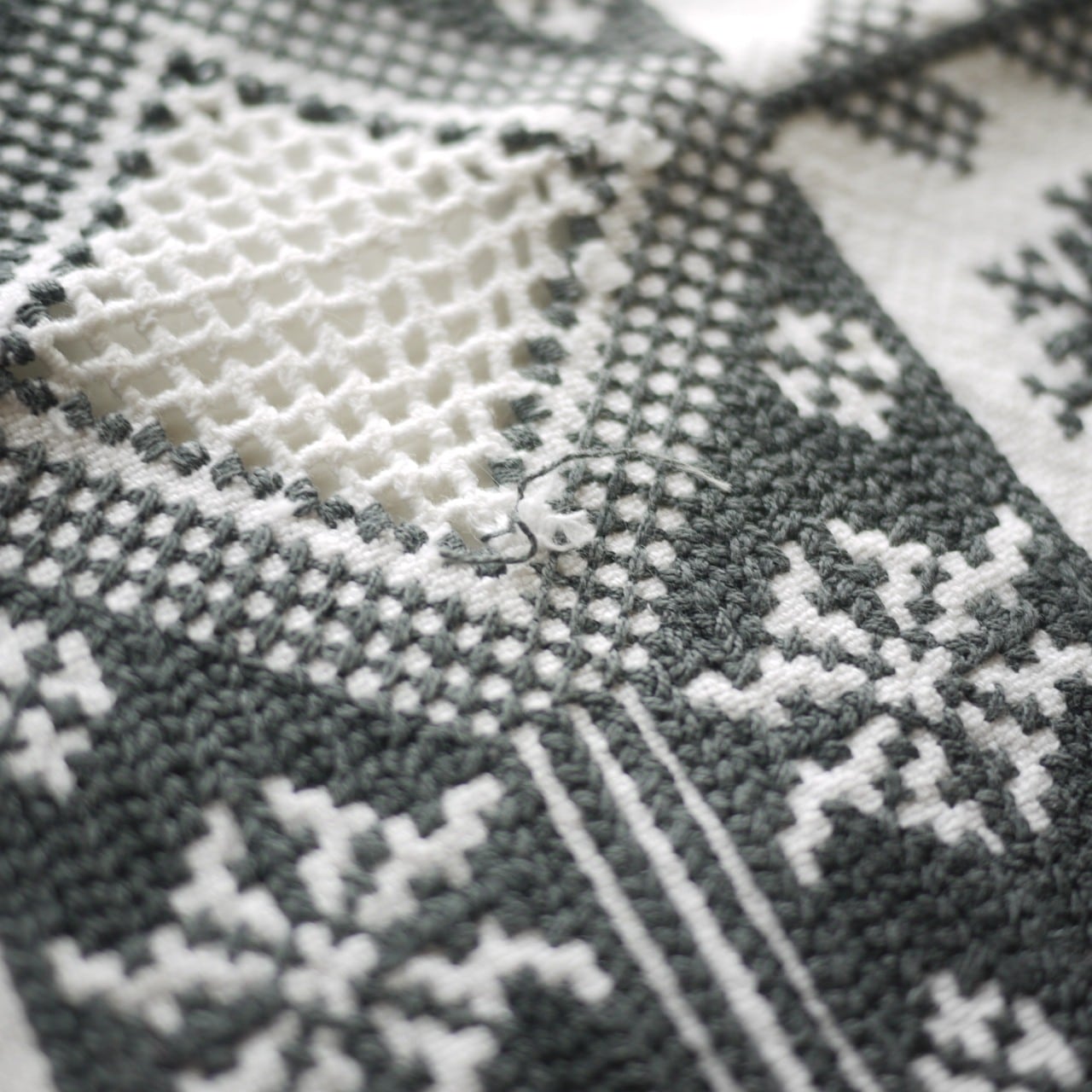 黒のクロスステッチ テーブルクロス ブラックワーク