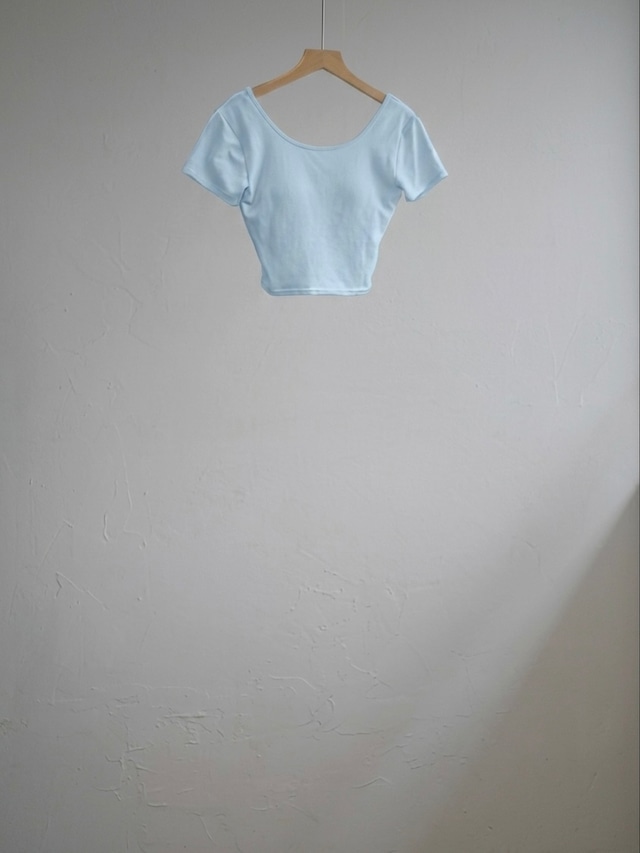 Twist Cut-Out Cropped Top  / BLUE