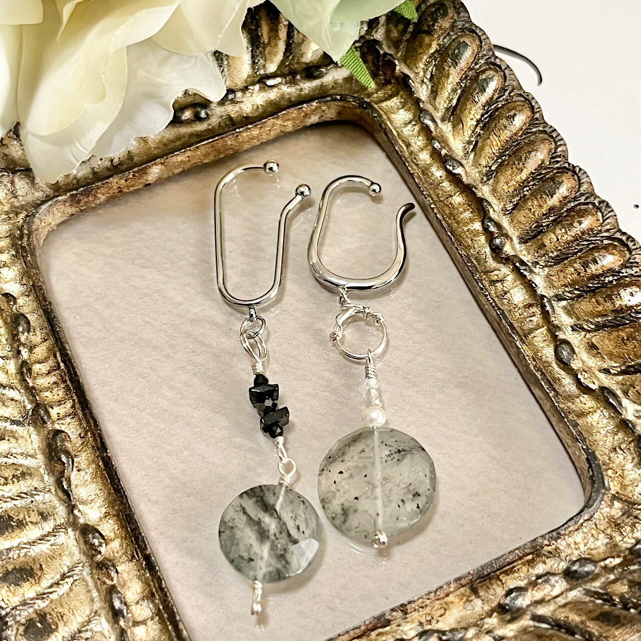 【グリーンルチルクォーツ イヤーカフ(デザインA・B)】・シルバー系 アーティスティックワイヤー製