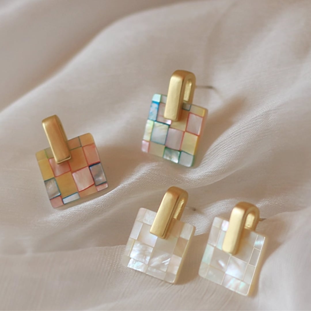 Natural mother-of-pearl stud earrings, seashell earrings (NC149)