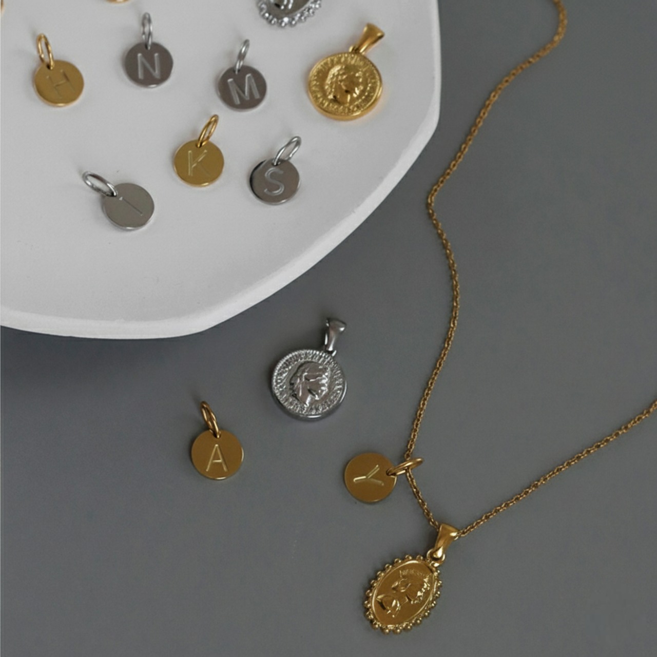 【ネコポス便】３点セット ネックレス  コインネックレス イニシャルチャーム 金属アレルギー 対応 アルファベットチェーン チェーン 45cm 60cm ネックレス ステンレス アクセサリー セット 2477