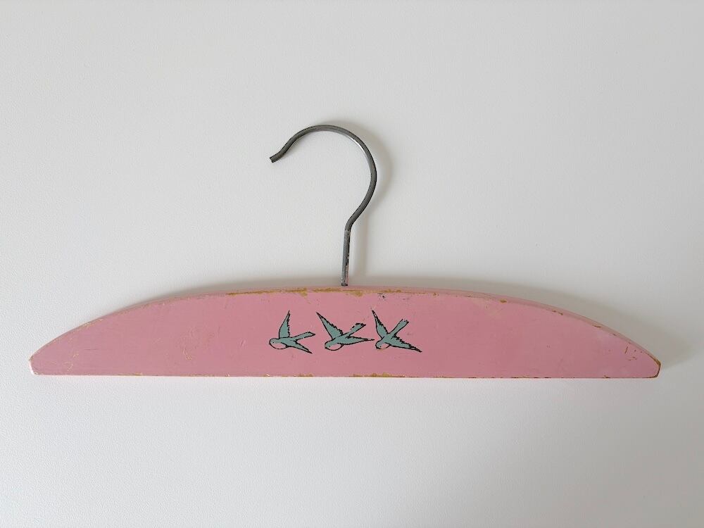 【FRANCE】子供服用のハンガー「3羽の燕」(濃いピンク) / "Three Swallows" Children's Clothing Hanger (Dark Pink)