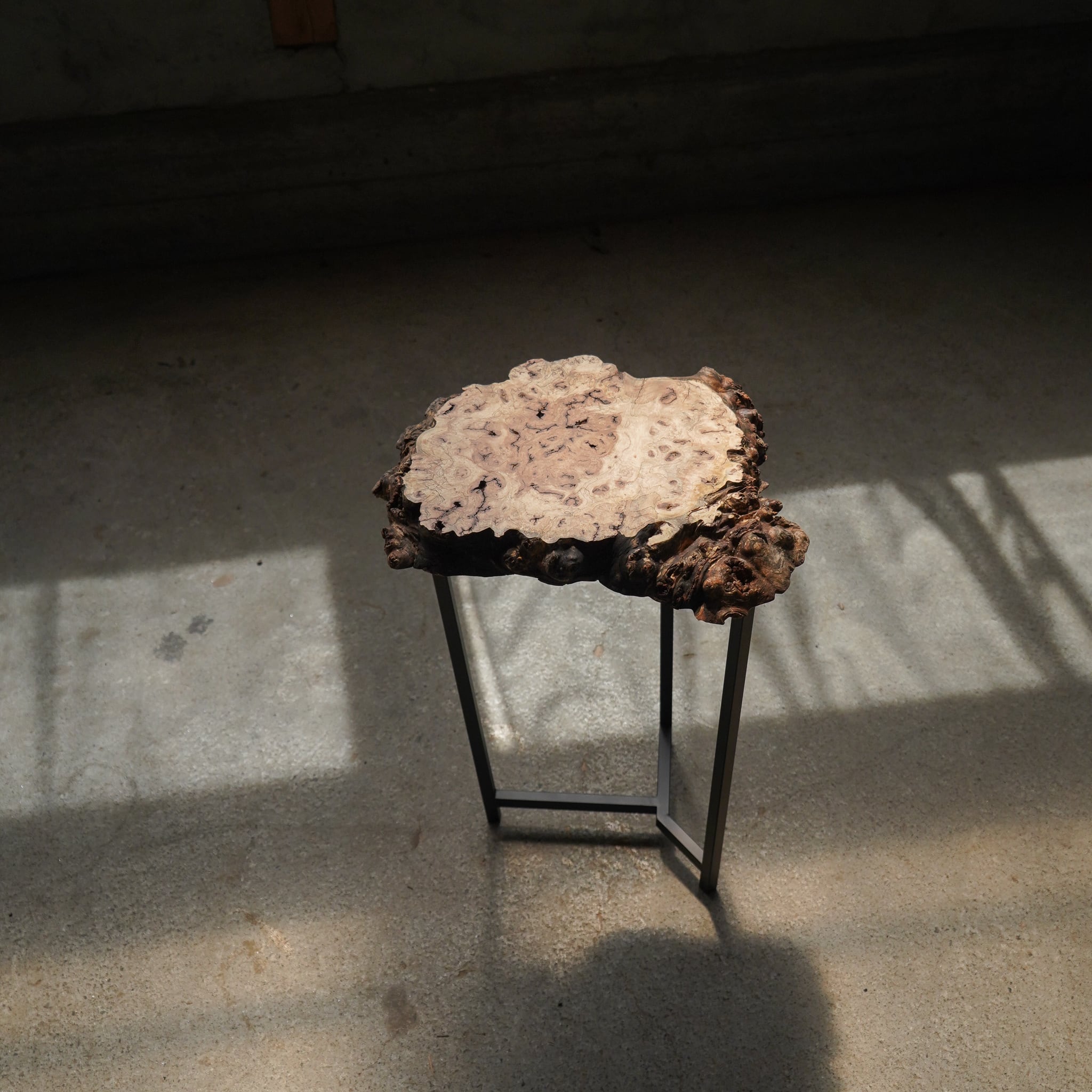 ケンポナシの瘤 輪切り一枚板 サイドテーブル | 徳田製作所